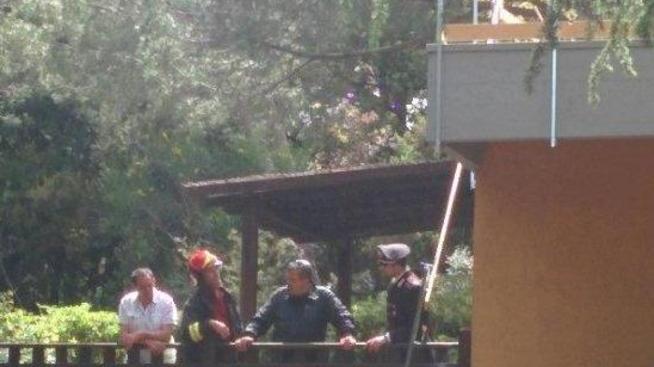 Muore cadendo dal tetto della villetta