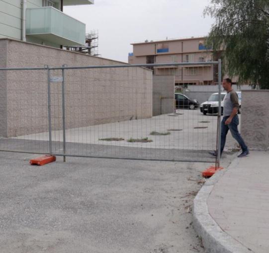 «Strada sbarrata, alle nostre case si arriva solo a piedi» 