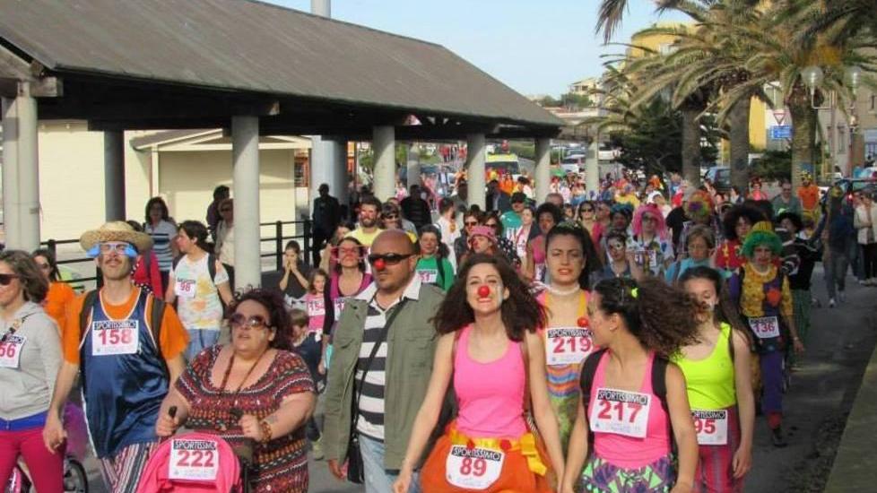 Parada, clown di corsa contro l’indifferenza
