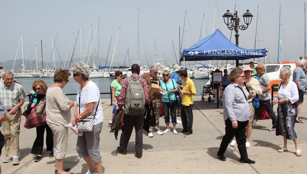 Il libeccio “disturba” la vacanza dei croceristi 