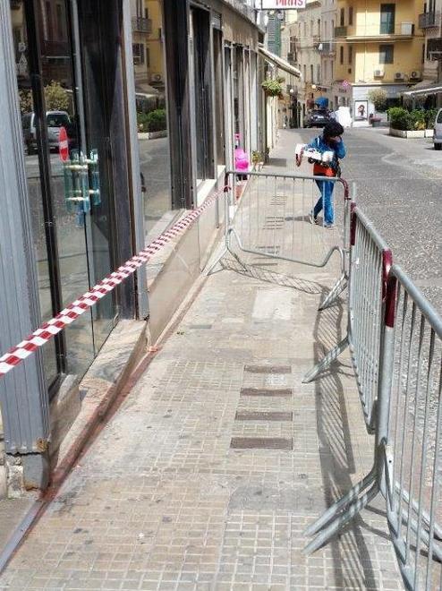 Cade una mattonella dal grattacielo, ferita un’anziana 