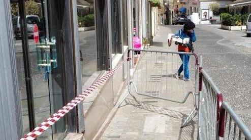 Cade una mattonella dal grattacielo, ferita un’anziana