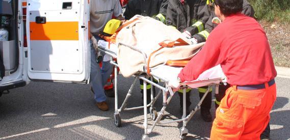 Giovane muore lungo la 131 per un infarto 