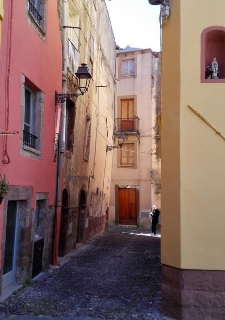 In rete il bello di Sa Costa, per strada i soliti disagi 