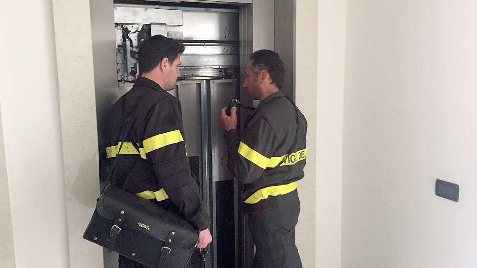 Ragazzi bloccati nell’ascensore