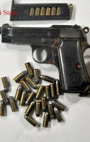 Una pistola e 70 ovuli di cocaina nell’androne 