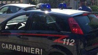 Fa un massaggio alla pensionata e le ruba la collana