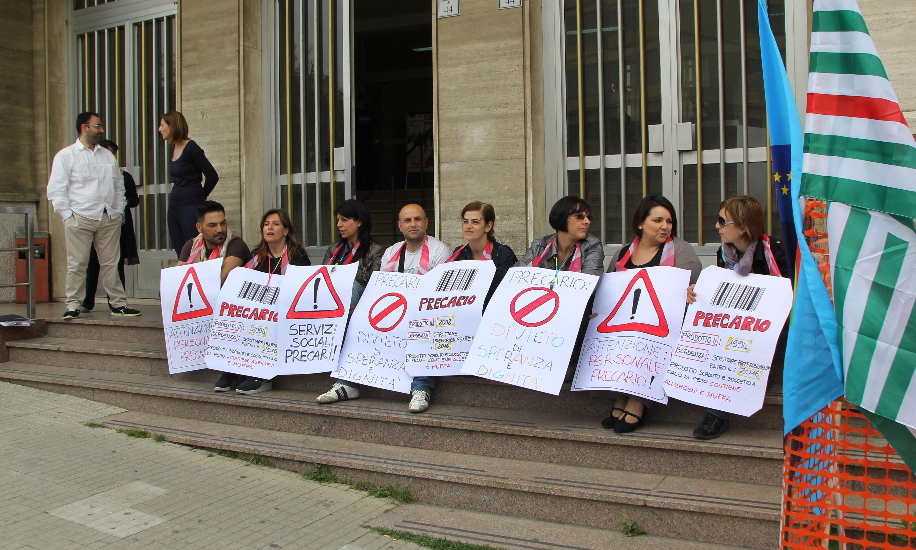 La protesta dei lavoratori precati davanti al municipio