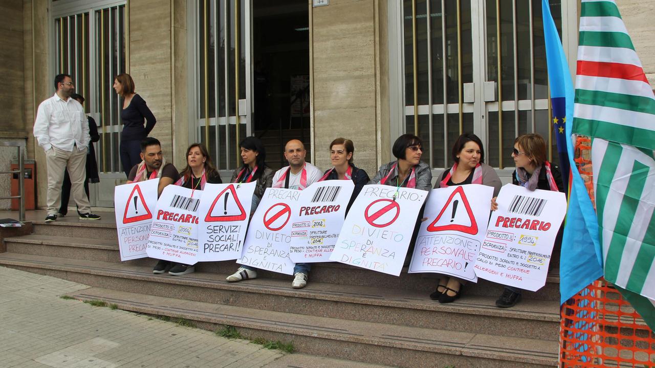 La protesta dei lavoratori precati davanti al municipio