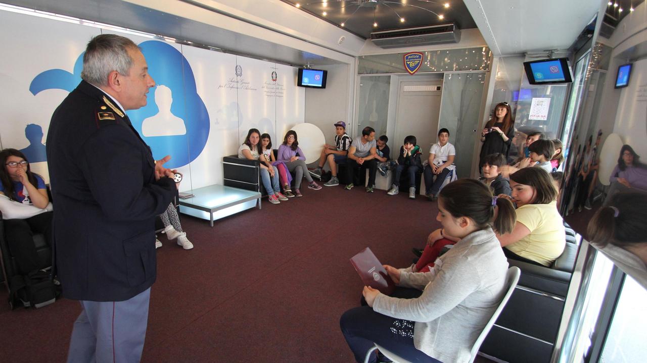 "Una vita la social", la polizia incontra gli studenti