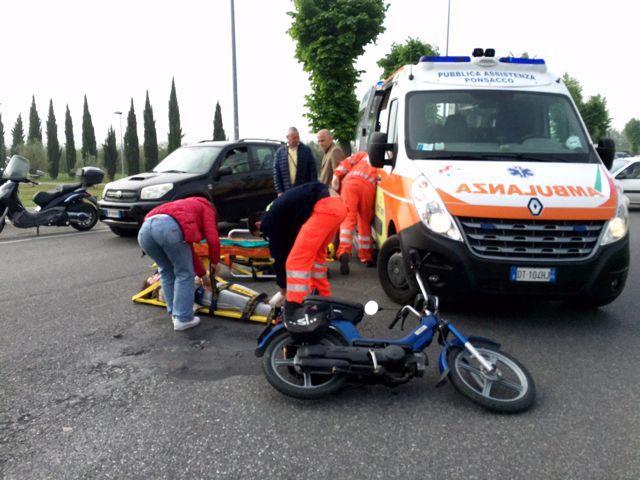Auto contro scooter alla periferia di Pontedera, ferita una donna