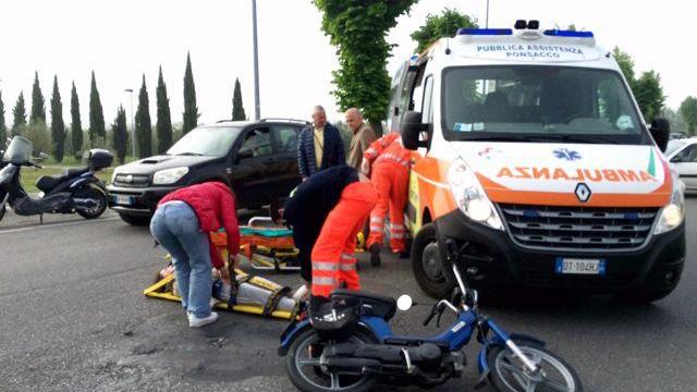 Auto contro scooter alla periferia di Pontedera, ferita una donna