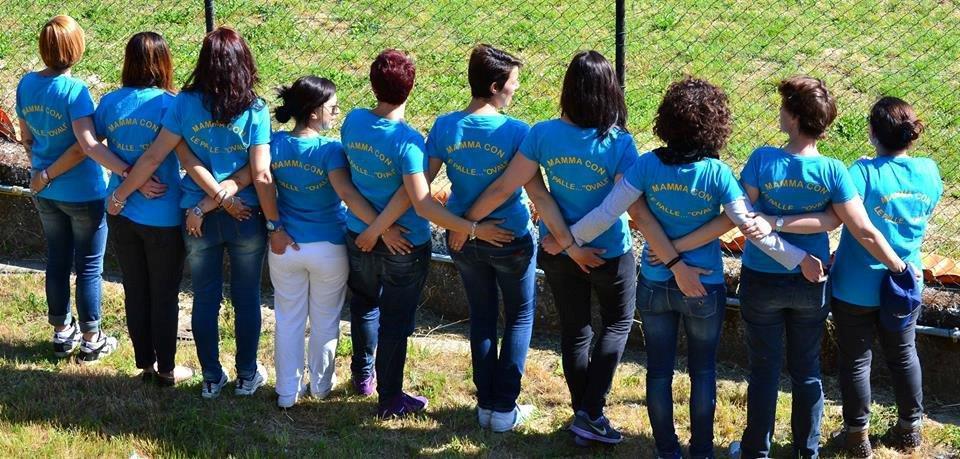Le mamme della palla ovale schierate con le magliette della loro nuova formazione