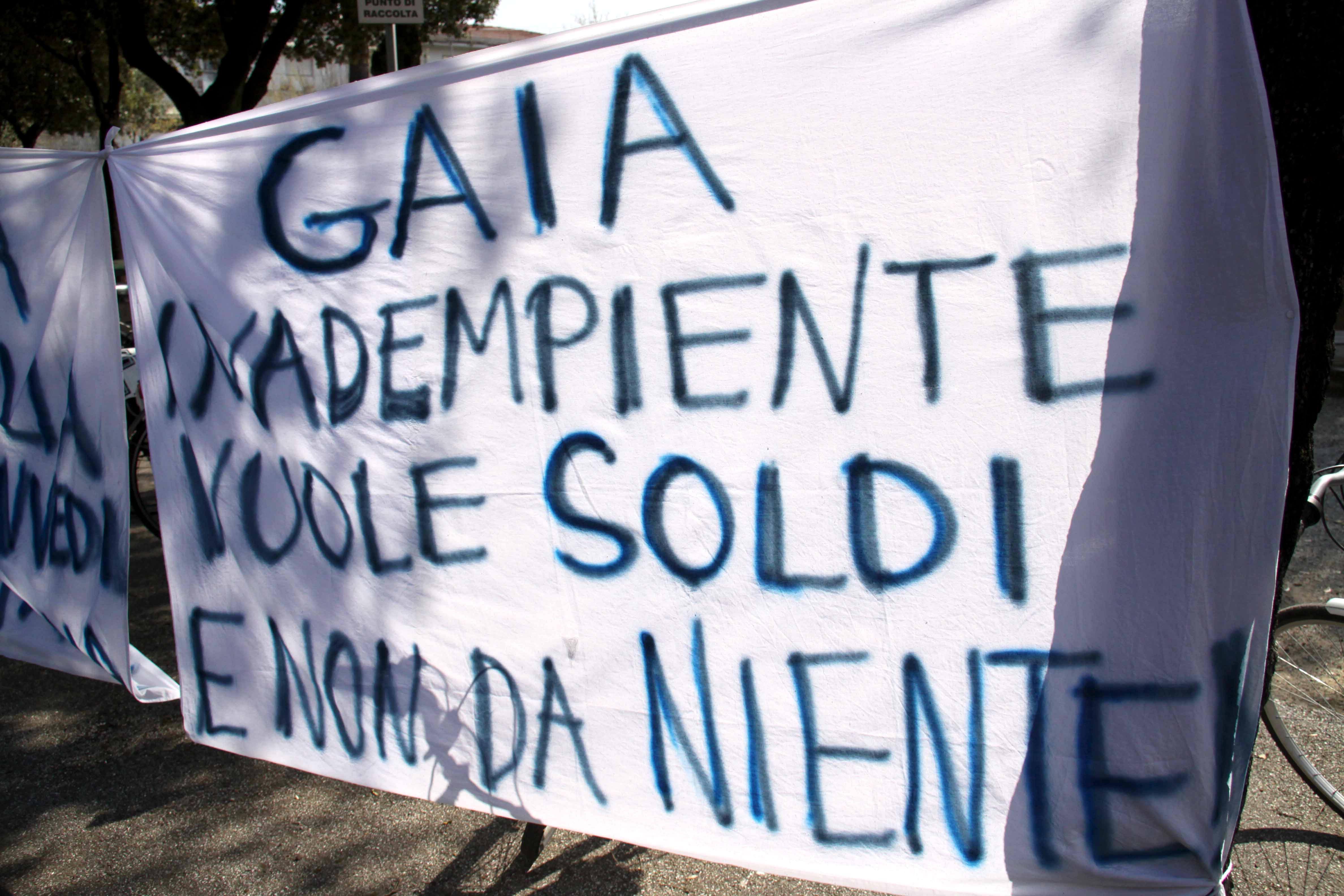Uno striscione di protesta contro gaia