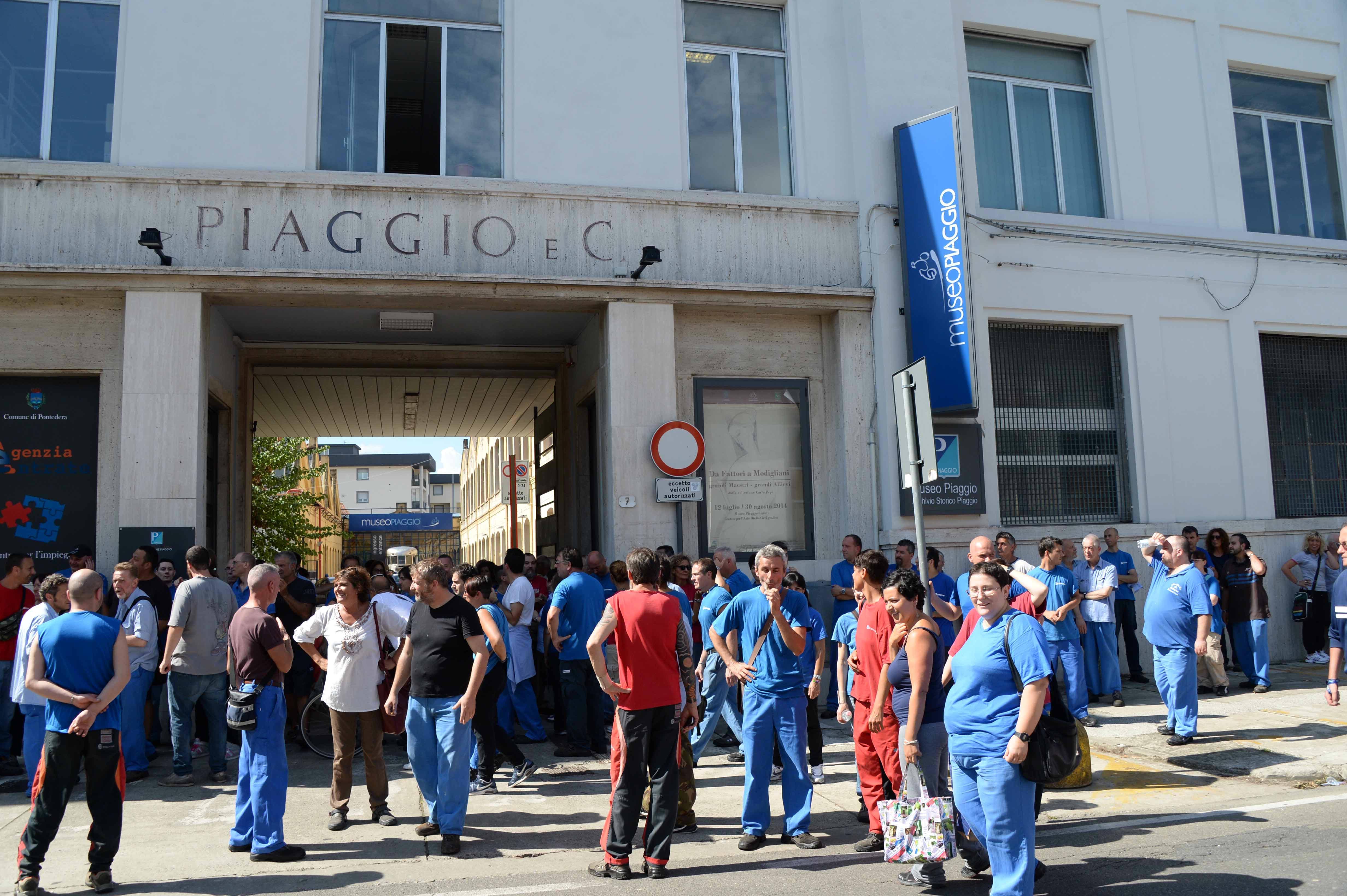 Una manifestazione di lavoratori Piaggio davanti all'ingresso della fabbrica (foto Silvi)