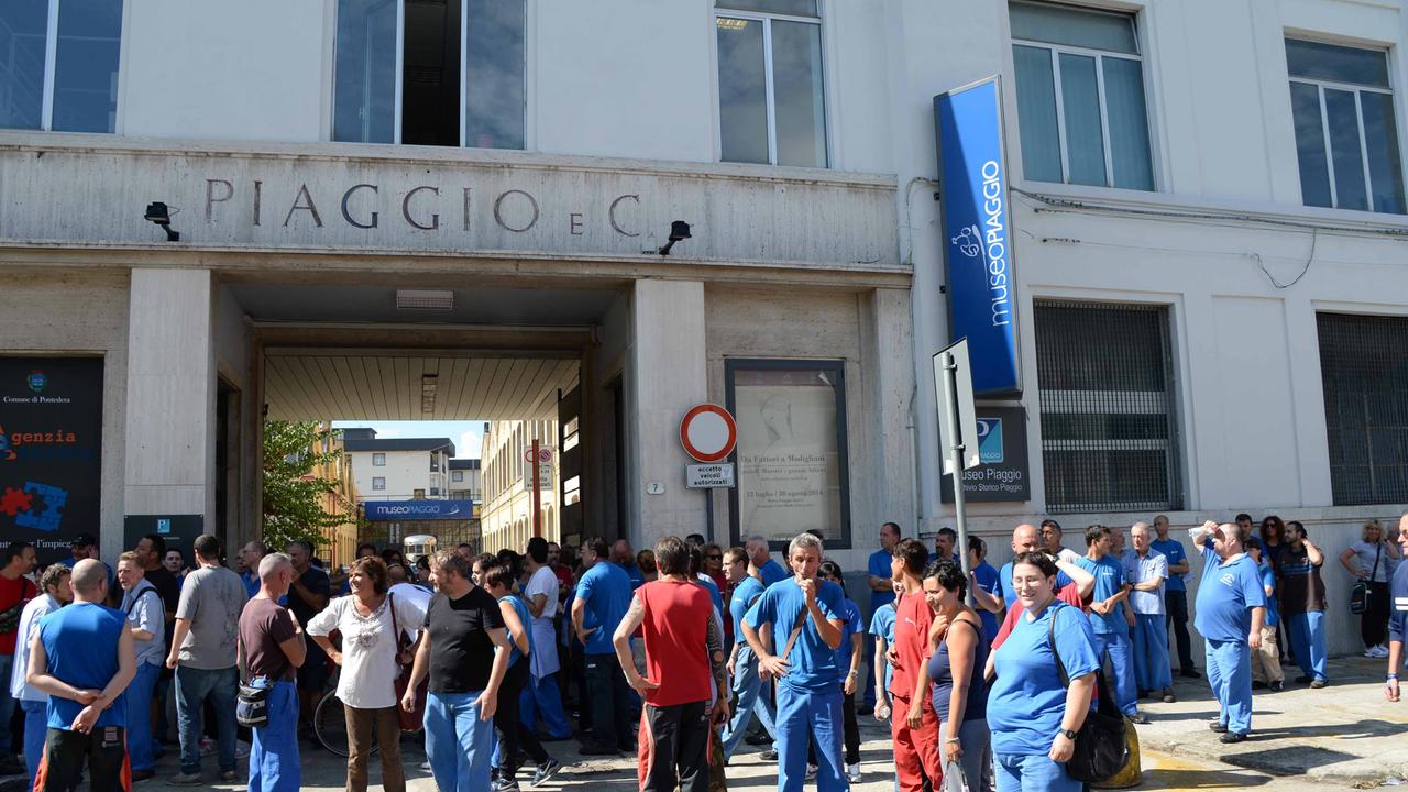 Una manifestazione di lavoratori Piaggio davanti all'ingresso della fabbrica (foto Silvi)