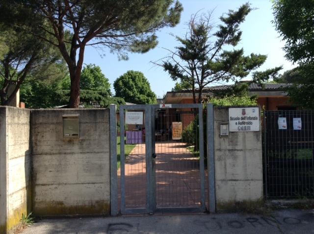 L'istituto comprensivo Galilei visistato dai ladri di merendine (foto Batavia)