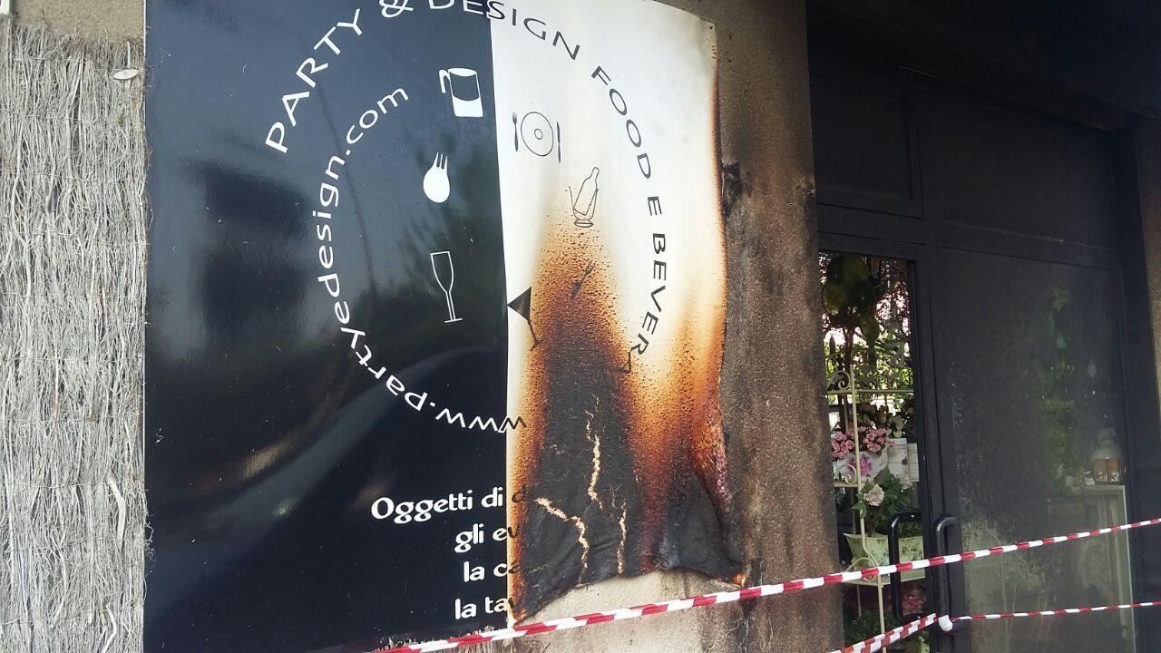 Incendiato nella notte un negozio di oggettistica