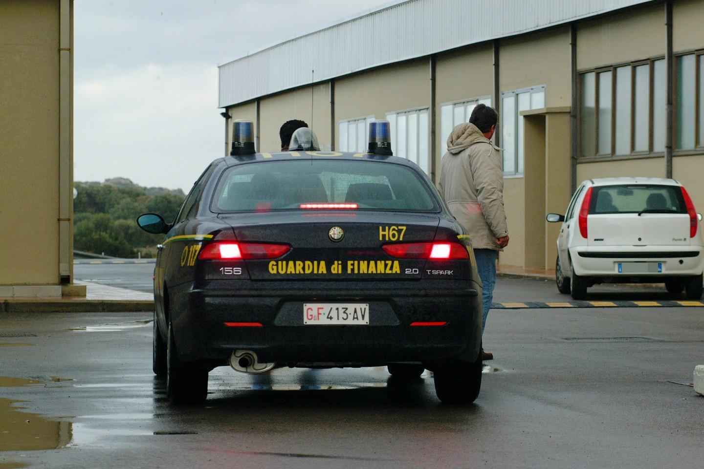 Un'auto della guardia di finanza