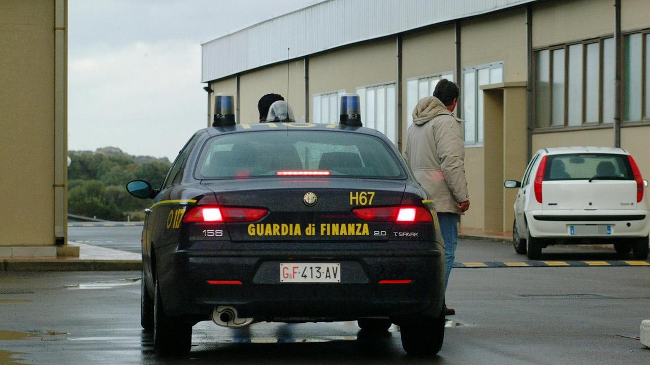 Un'auto della guardia di finanza