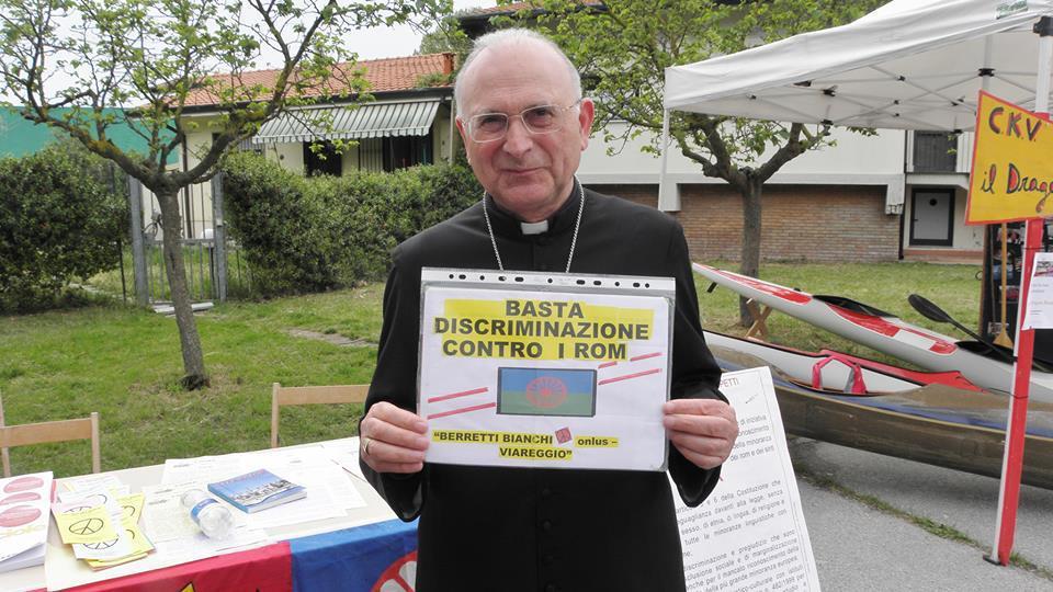 Il vescovo di Lucca, Italo Castellani, con il cartello di solidarietà nei confronti dei Rom