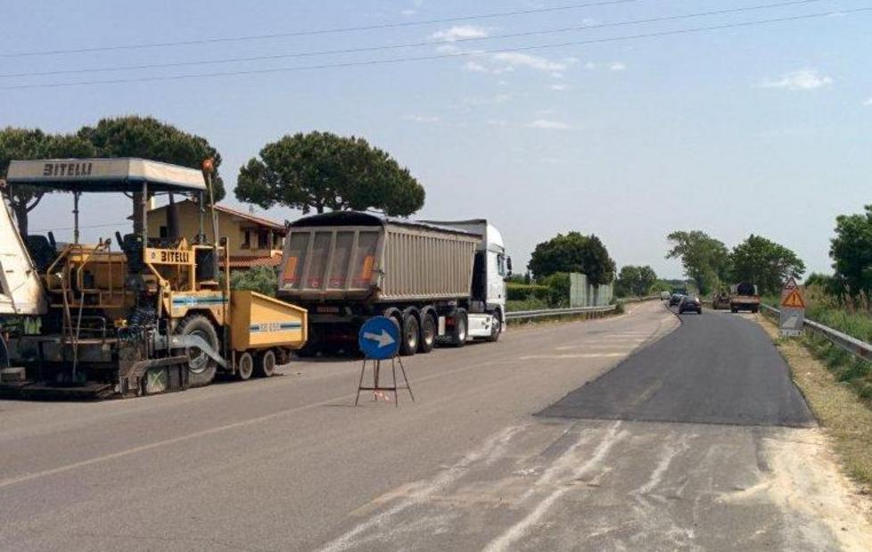 I lavori sulle strade a Castiglione in occasione del Giro d'Italia