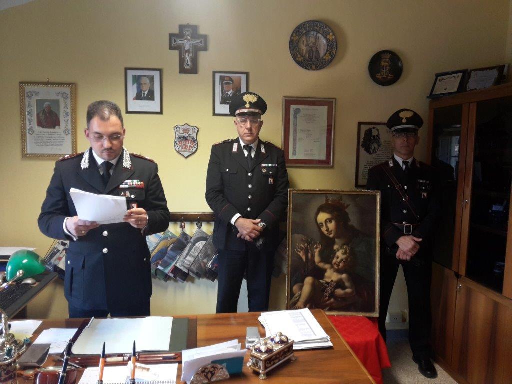 I carabinieri con il quadro recuperato