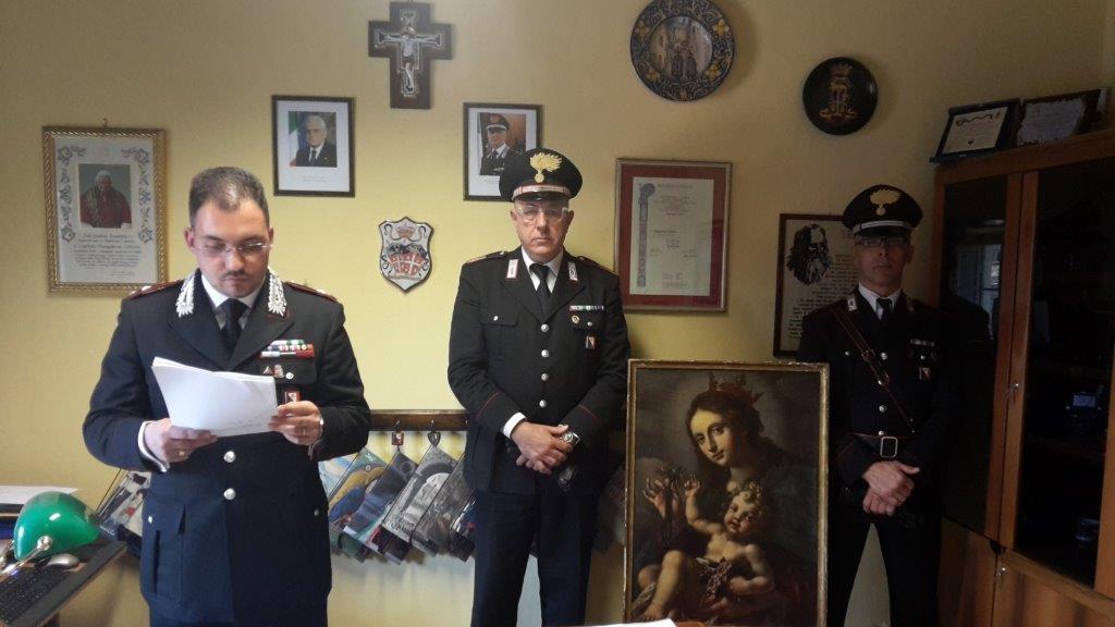 I carabinieri con il quadro recuperato