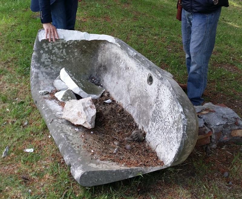 La vasca romana distrutta dai vandali sulle mura (foro Bf)
