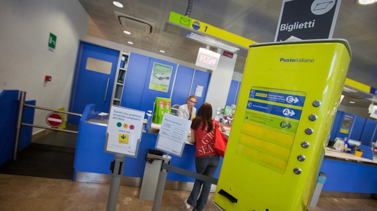 L'interno di un ufficio postale