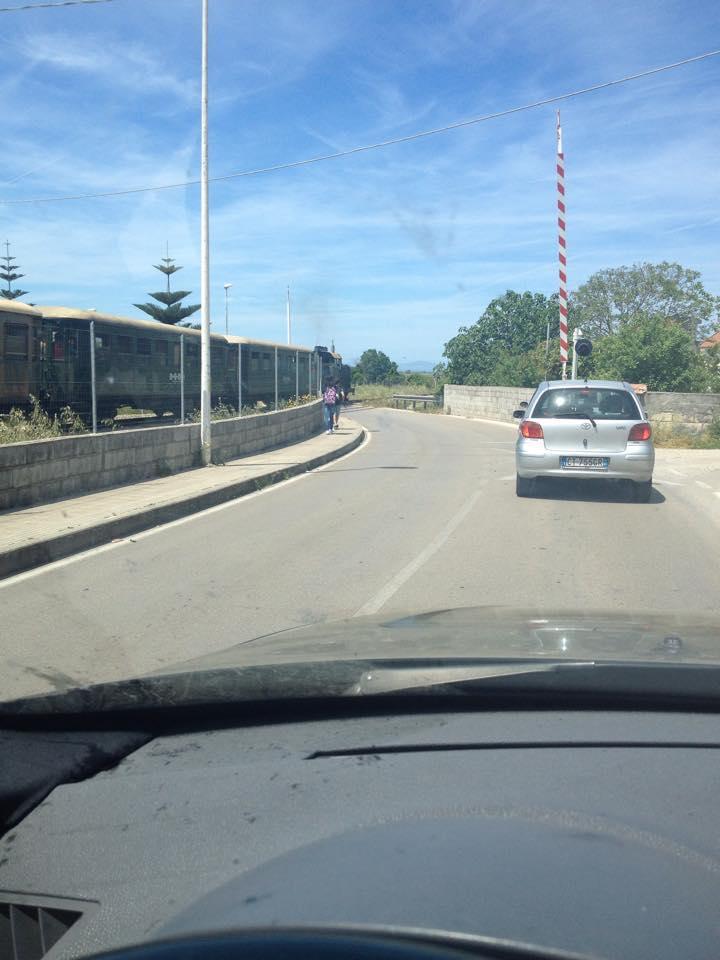 Il passaggio del treno in contemporanea a quello di auto e bici