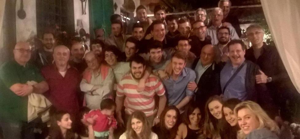 Foto di gruppo per l'Endiasfalti Agliana Basket al termine della cena