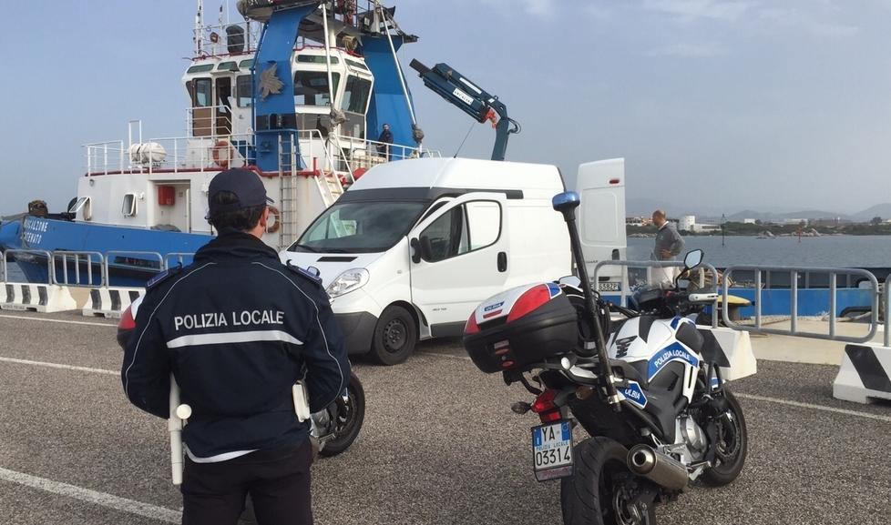 Il rimorchiatore che ha portato gli aiuti ai migranti sul mercantile Kreta