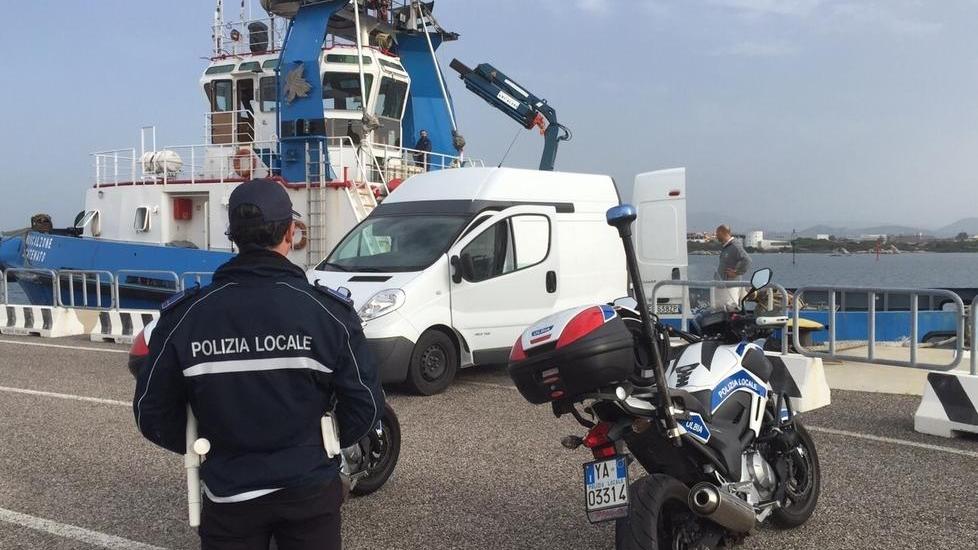 Il rimorchiatore che ha portato gli aiuti ai migranti sul mercantile Kreta