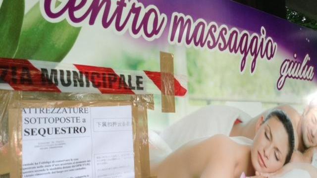 Il centro massaggi sequestrato nel viale della Repubblica