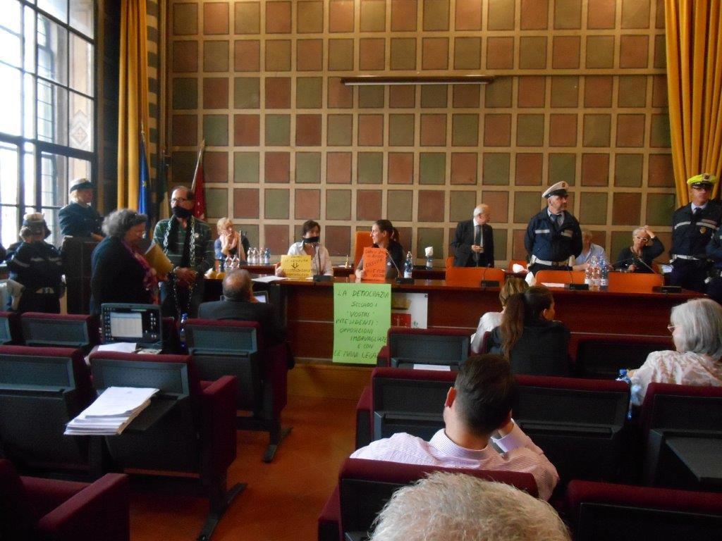 La protesta in consiglio comunale