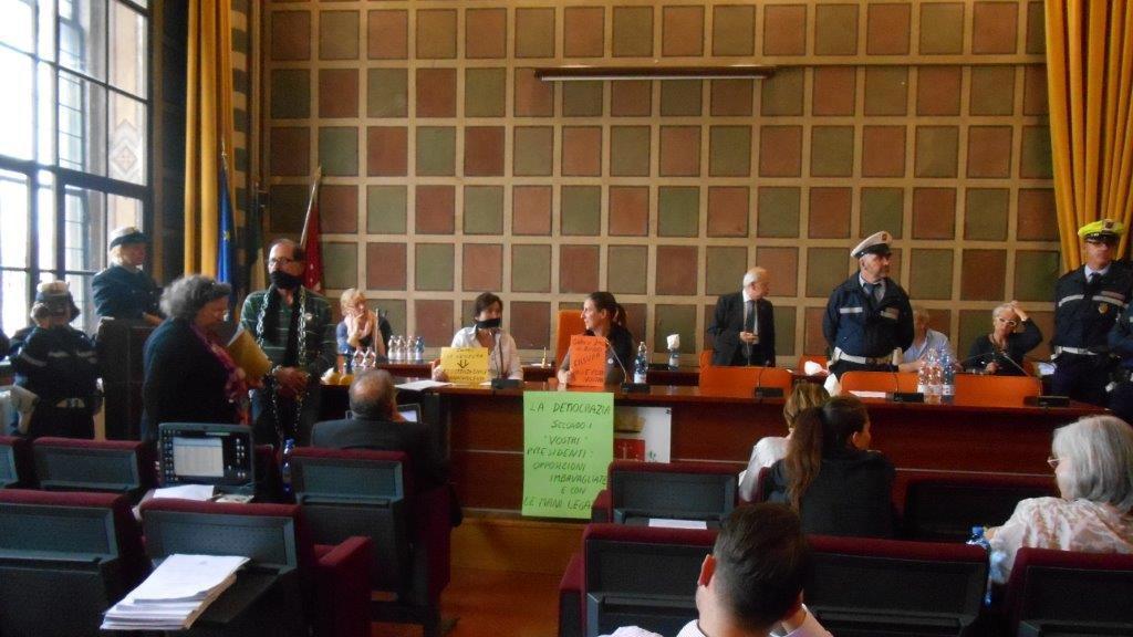 La protesta in consiglio comunale
