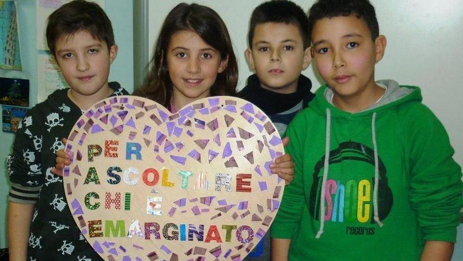 Alcuni alunni della quinta C della scuola primaria Galilei di Ponte a Egola con il loro lavoro