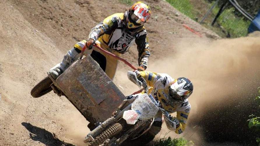 Un sidecar in gara