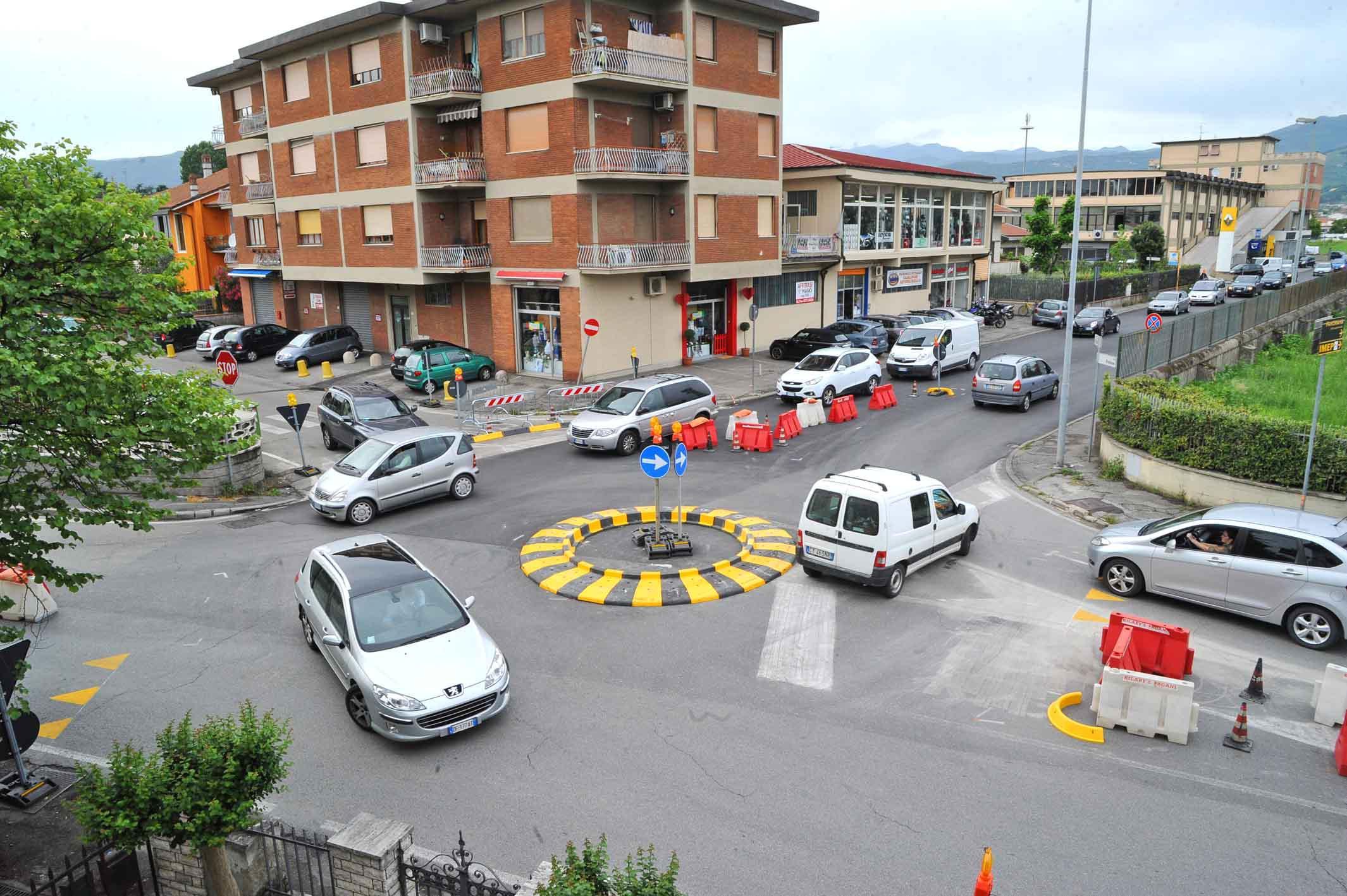 La rotonda tra via Cellini e via Vecchia Pratese (foto Gori)