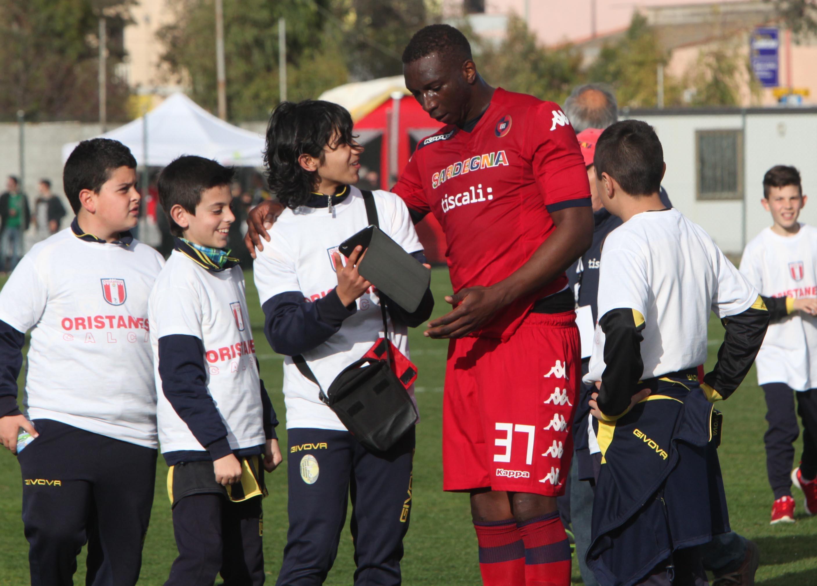 Ragazzini a caccia di autografi dopo l'amichevole tra il Cagliari e il San Teodoro giocata a Cabras