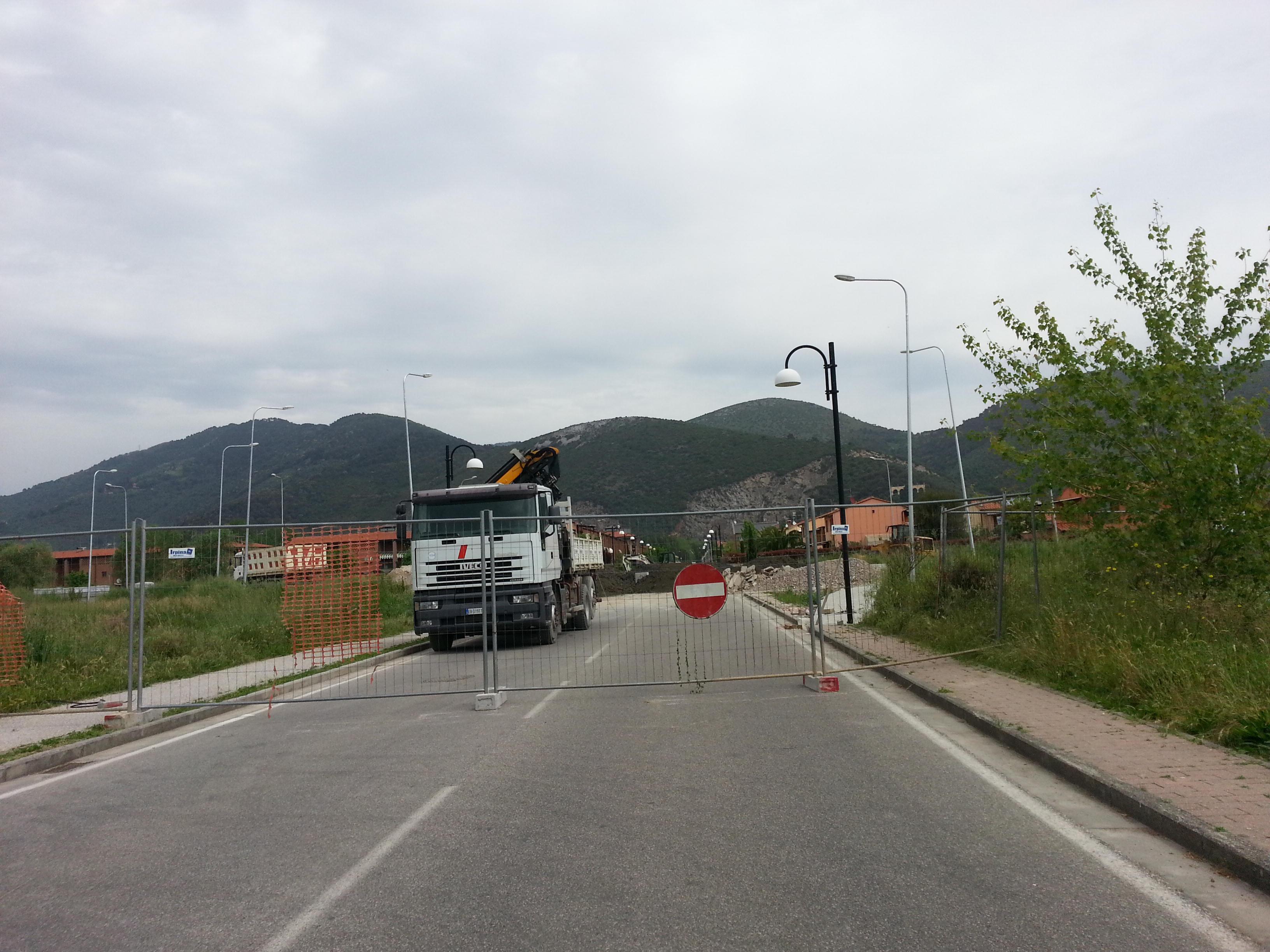 La strada dove è avvenuta l'aggressione e la rete che delimita l'inizio del cantiere