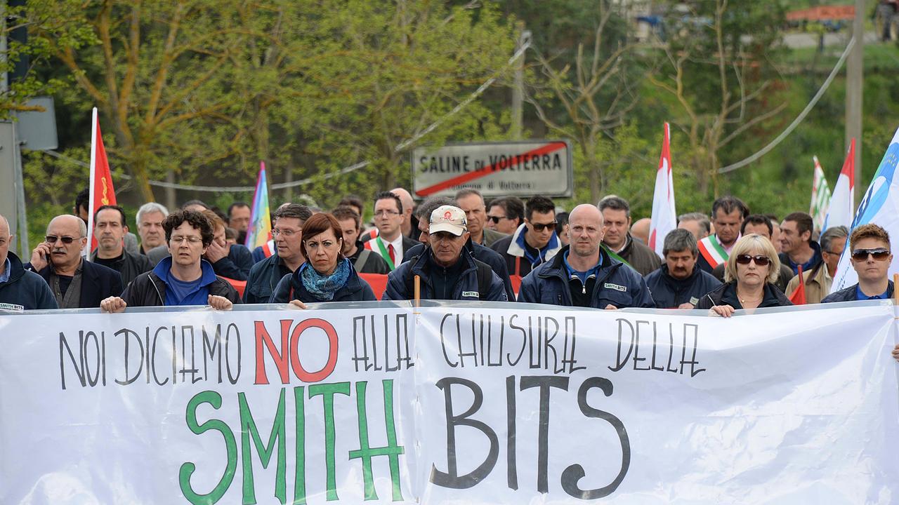 Una manifestazionoe di protesta a difesa dei lavoratori della Smith (foto Silvi)