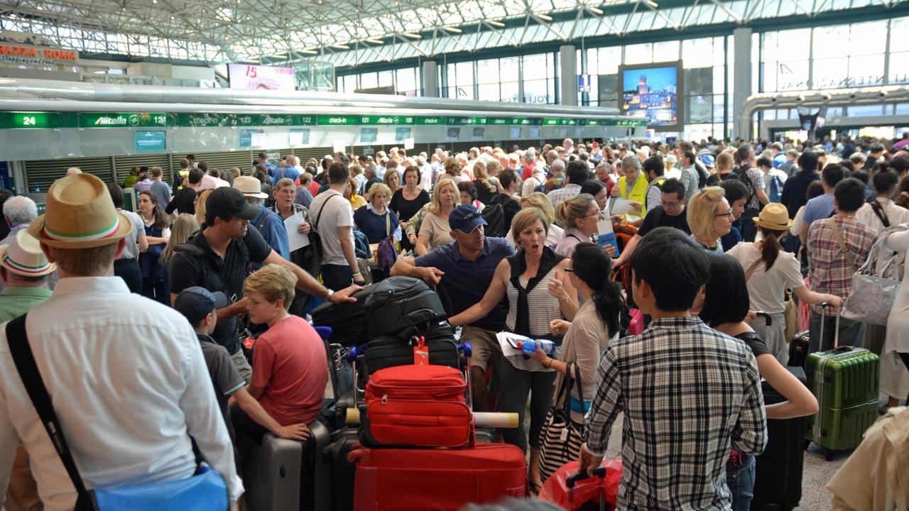 I passeggeri in coda all'aeroporto di Fiumicino