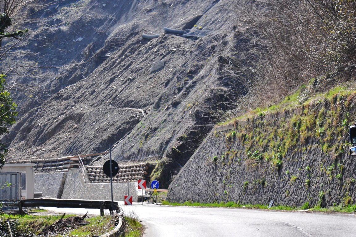 Via il semaforo per l’estate alla frana dell’Acquabona 