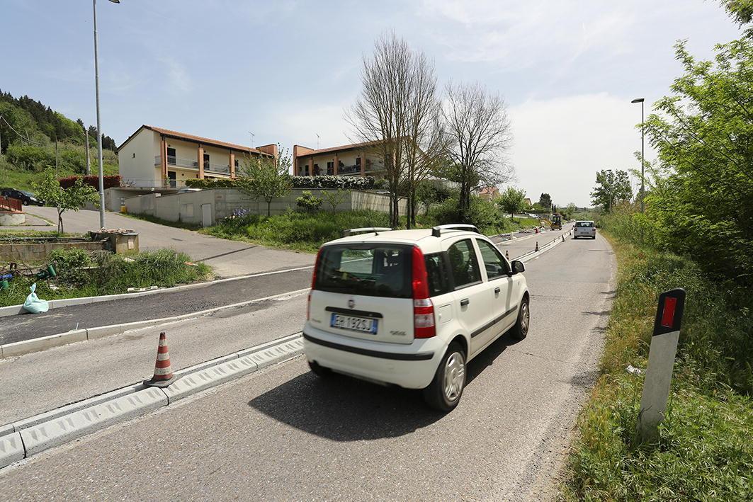 Lo spartitraffico rende impossibile l’attraversamento della Provinciale all’altezza delle case
