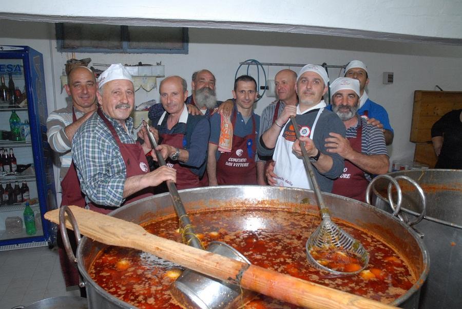 I cuochi del comitato della festa di San Vittore cucinano la pecora bollita