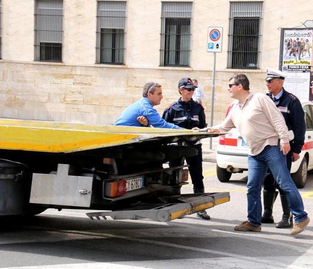 Vigili con il carroattrezzi: 17 rimozioni in tre giorni 