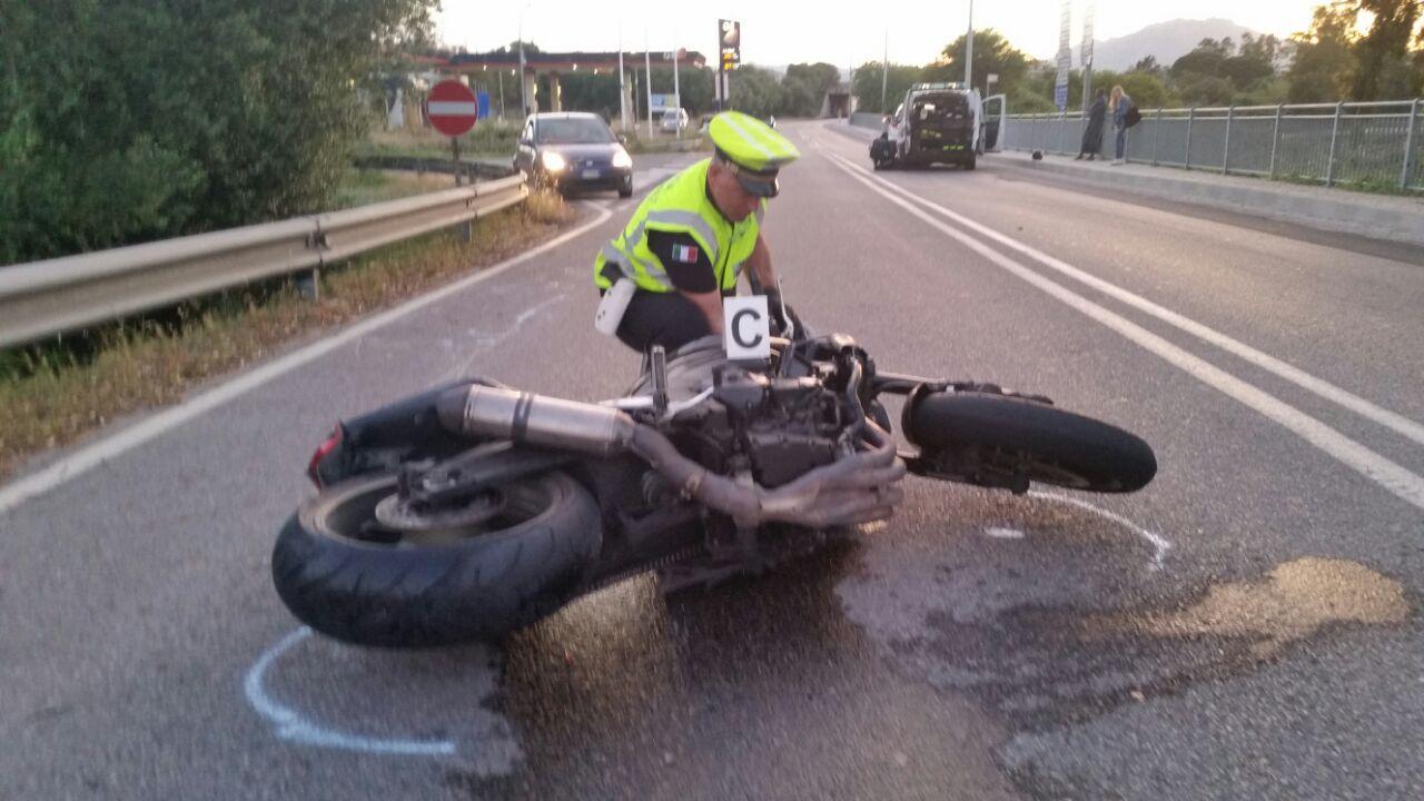 Gli agenti della polizia locale controllano la Yamaha 1000 coinvolta nell'incidente (Foto Gavino Sanna)