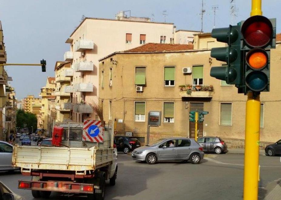 Uno dei semafori andati in tilt a Sassari